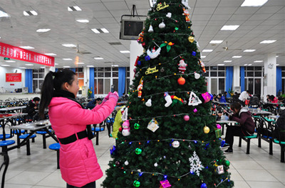 上海某工廠員工食堂就餐現(xiàn)場