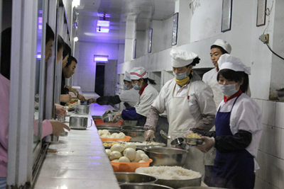 正在打飯的工作人員