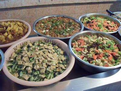 飯菜發(fā)臭惹眾怒，員工以罷吃抗議