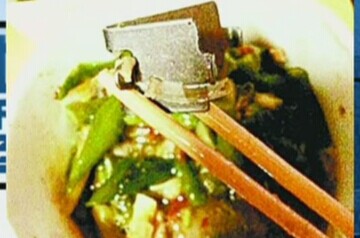 食堂補鐵哪家強 食堂打包飯菜驚現(xiàn)半把鎖頭